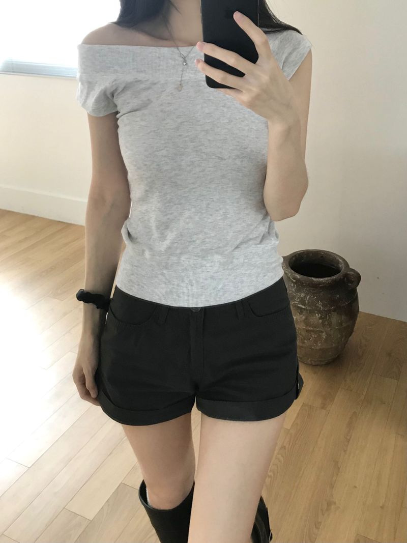 Kitten（キッテン）の「オフショルダーTシャツ(2 colors)（トップス）」