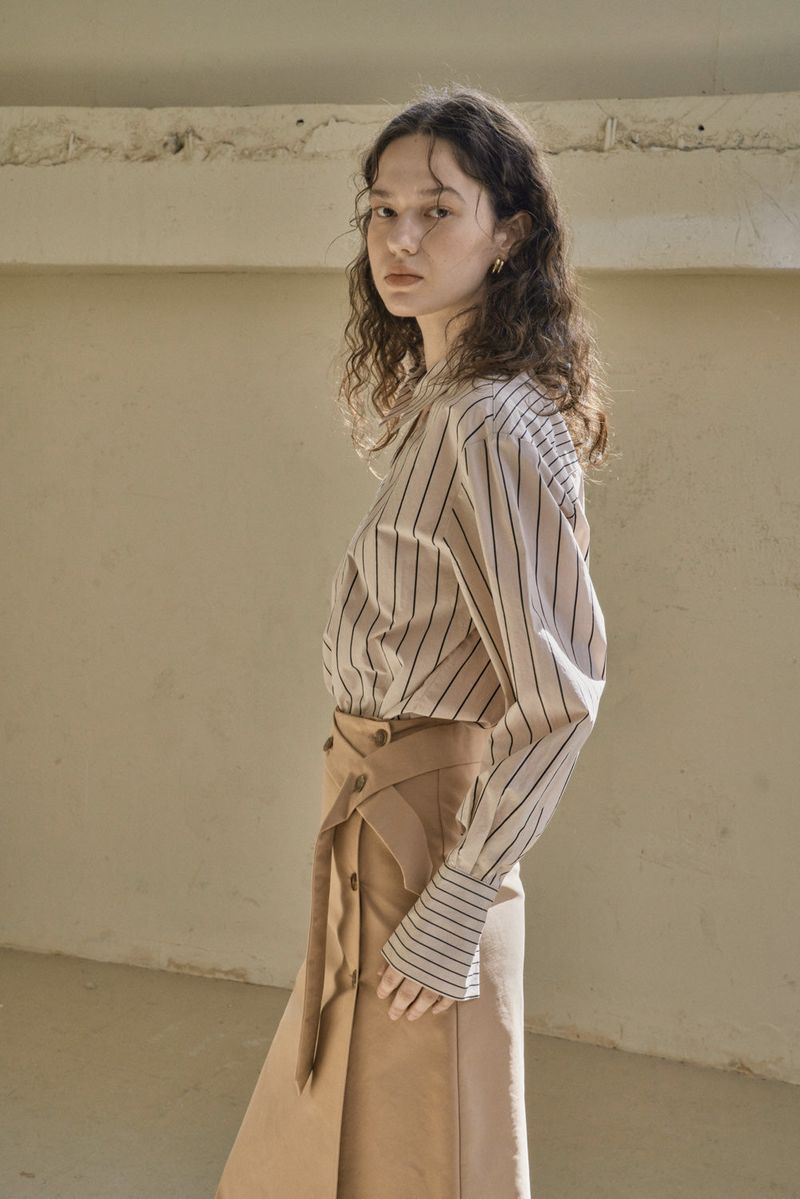 cle(クレ)の「COLLAR CUTOUT SHIRT_BEIGE(Tops)」
