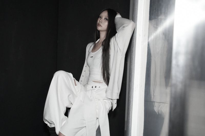 [label] hand-cut damage halterneck sleeveless (white)