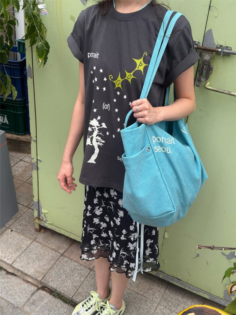 portraitseoul（ポートレイソウル）の「ヘビーコットン ソウル グラフィック Tシャツ (Tenta Tumble & Bio Washed)2サイズ - チャコール（トップス）」