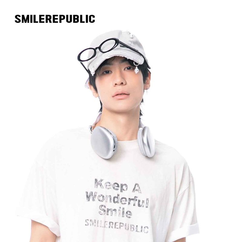 SMILEREPUBLIC（スマイルリパブリック）の「White Distressed Baseball Cap with Pearl Charm Accents, Logo Embroidery and Adjustable Strap（Hats）」
