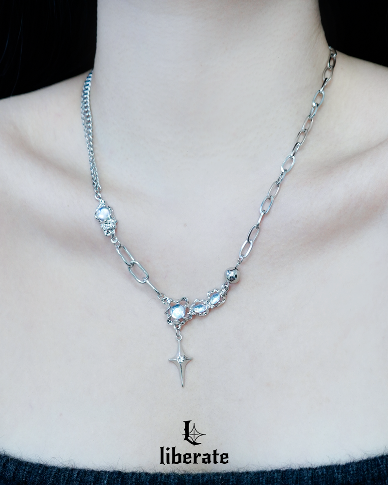 Emerald cross point chain necklace