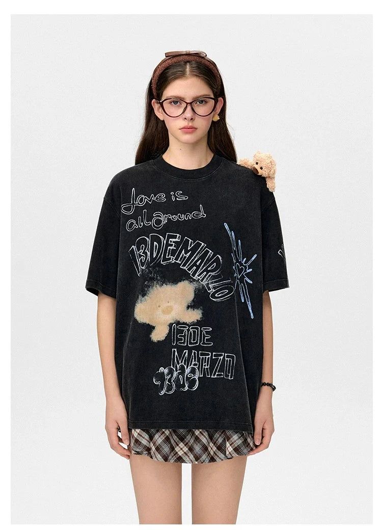 13DE MARZO(トレセ・デ・マルゾ)の「13DE MARZO Slogan Graffiti T-shirt(Tops)」