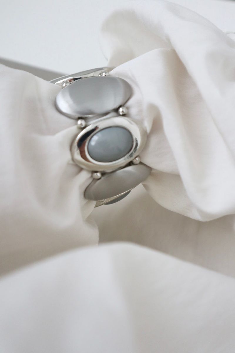 Oval bracelet watch 