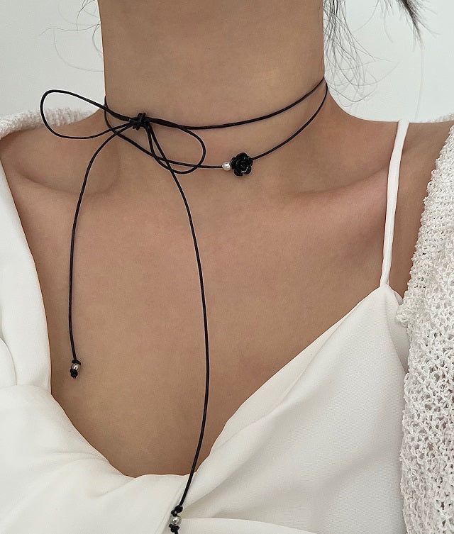 Acer rojo(アセルロジョ)の「bn Classic Black Cowhide Rose Rope Strap Necklace(Accessories)」