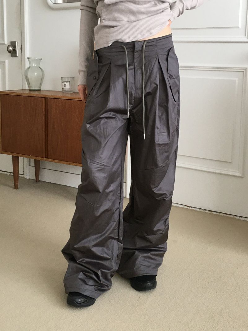 WONDER WONDER（ワンダーワンダー）の「Fillet Glossy Parachute Two-Way Nylon Long Wide Pants（Pants）」