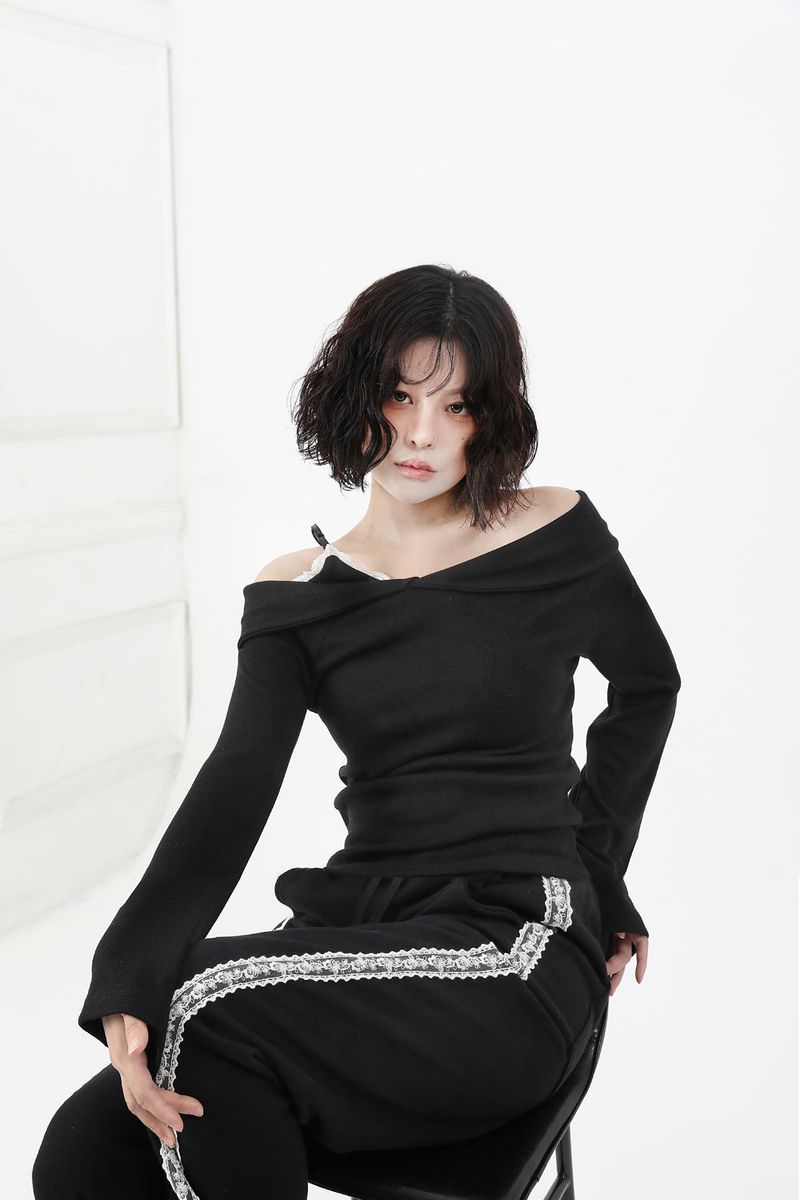 Lace Offshoulder Slim T-shirt