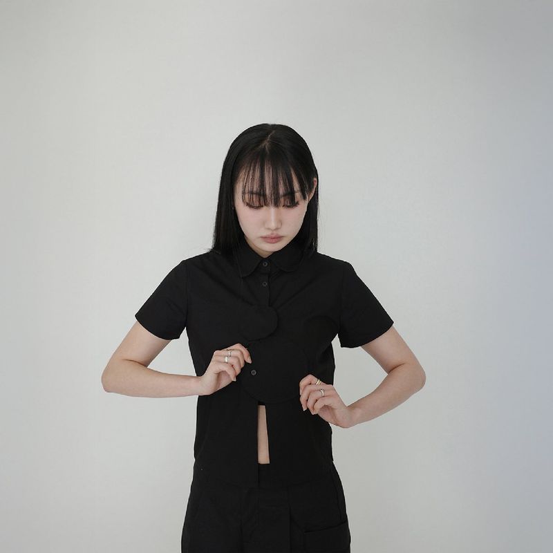eseoe(イソイ)の「O drop shirts - black (limited)(Tops)」