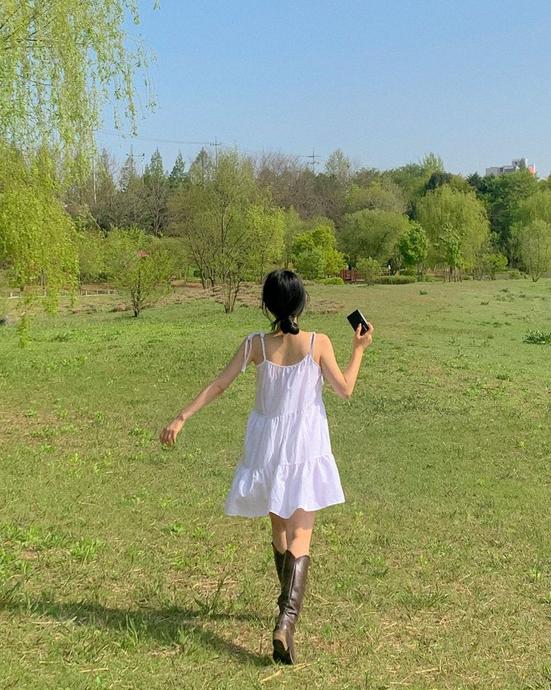 [Adjusting the strap] cancan sleeveless dress