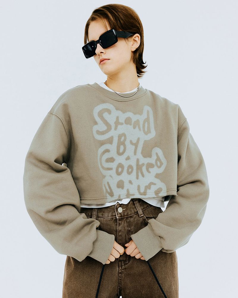 OVER STENCIL TYPO CROP SWEATSHIRT-KHAKI