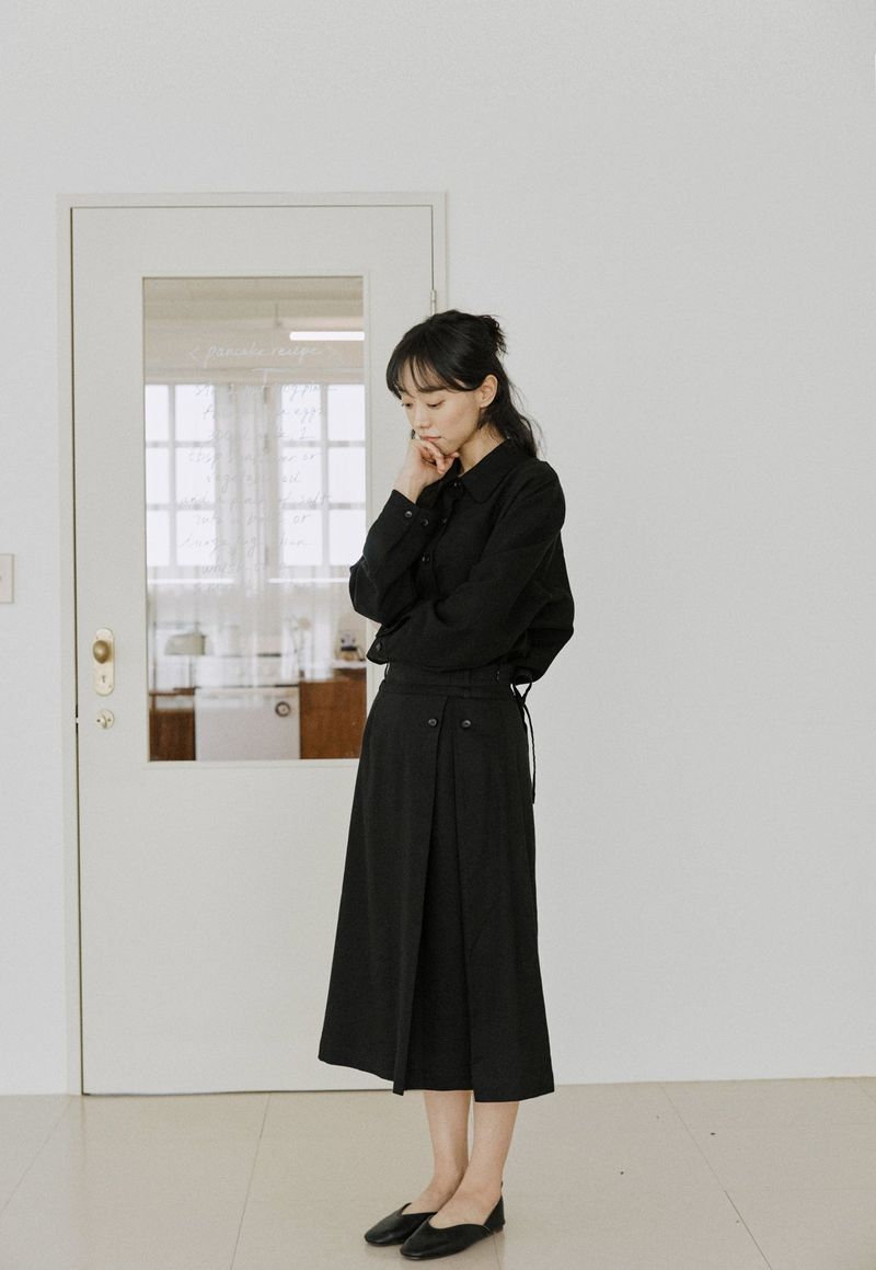 button skirt black