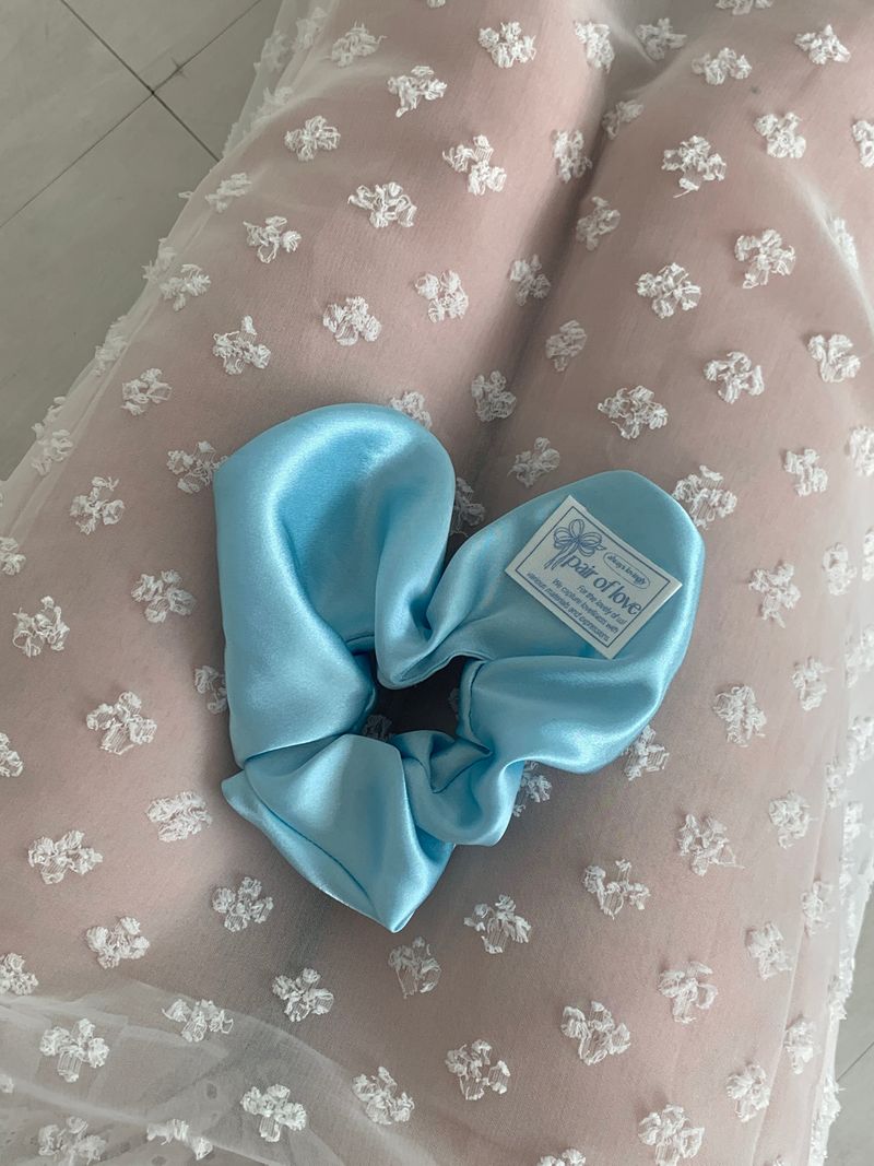 SATIN HEART SCRUNCHIE (ICE BLUE)