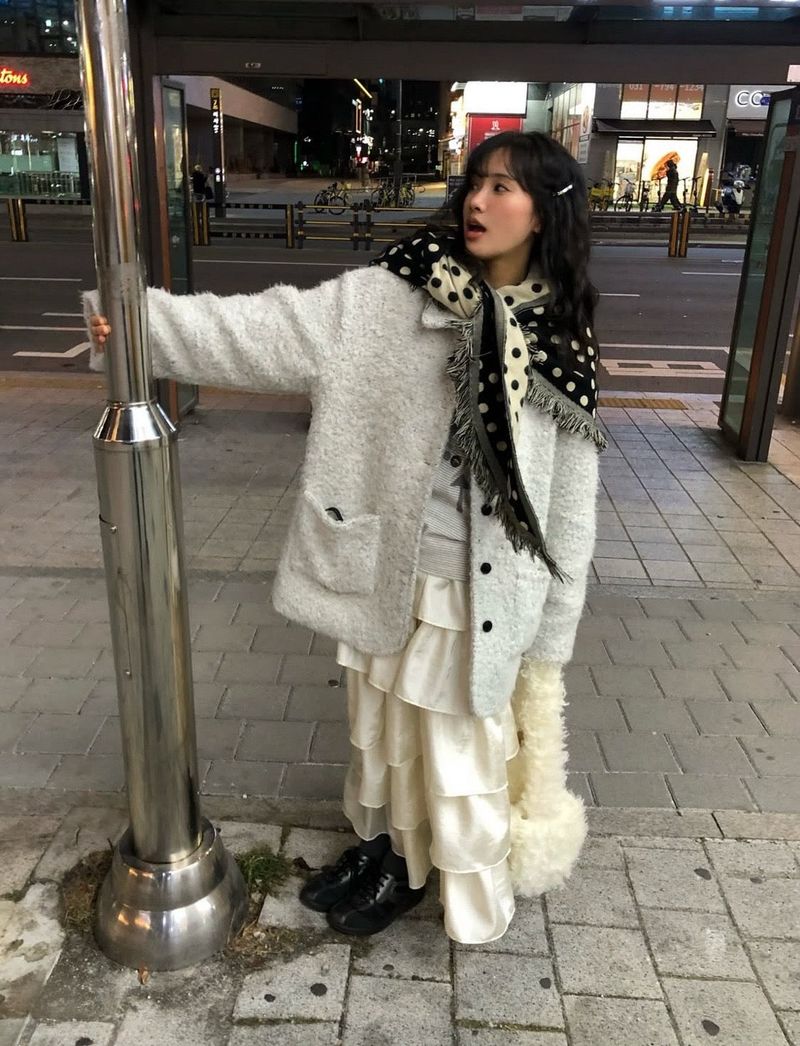 Dot triangle shawl muffler