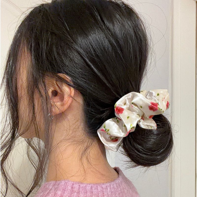 MOSXE（モスクス）の「ホワイトベルベットローズシュシュ（ヘアアクセサリー）」