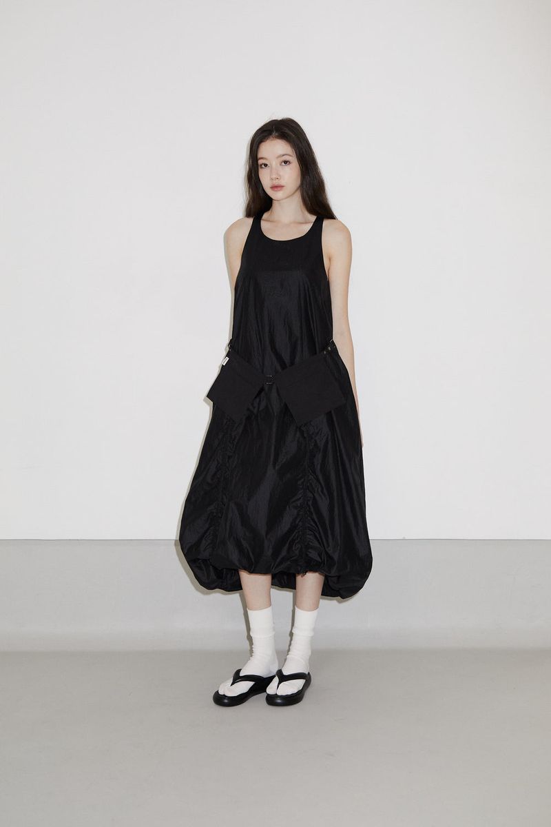 ONHEE（オニ）の「GLOSSY NYLON DETACHABLE POCKET VOLUME DRESS（Dresses）」