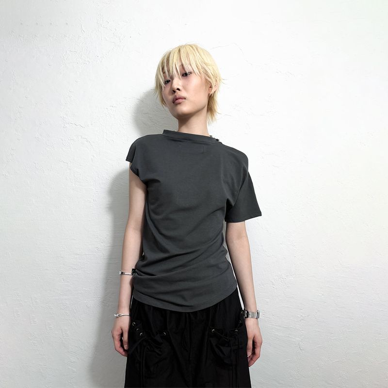 Still Lethardy（スティル レサーディ）の「アシンメトリードレープドTシャツ：チャコール（トップス）」