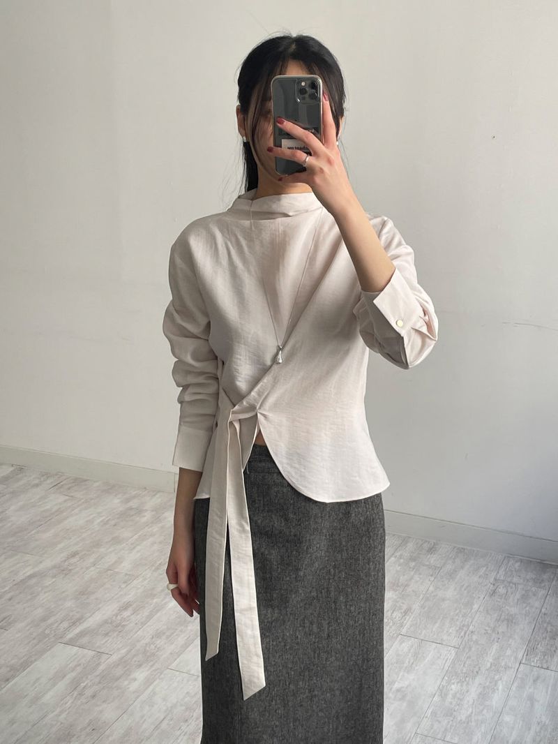INCHANT ME（インチャントミー）の「Janna Wrap Mock Neck Blouse（Tops）」