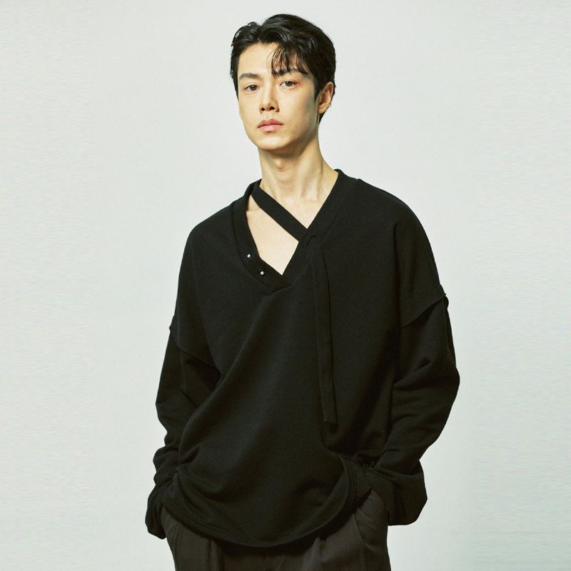 v-neck layerd string pierced mtm black