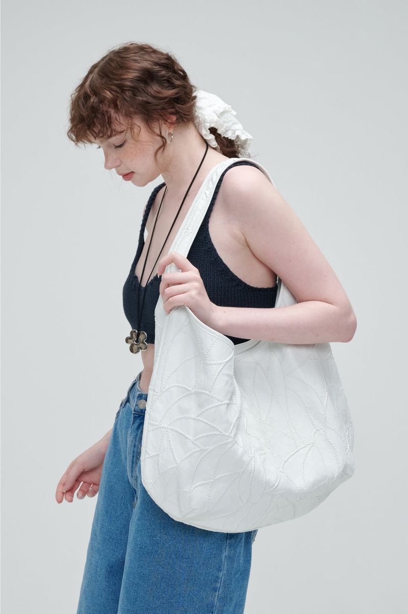 MADE_Big Curve Stitch Tote Bag / Plain white