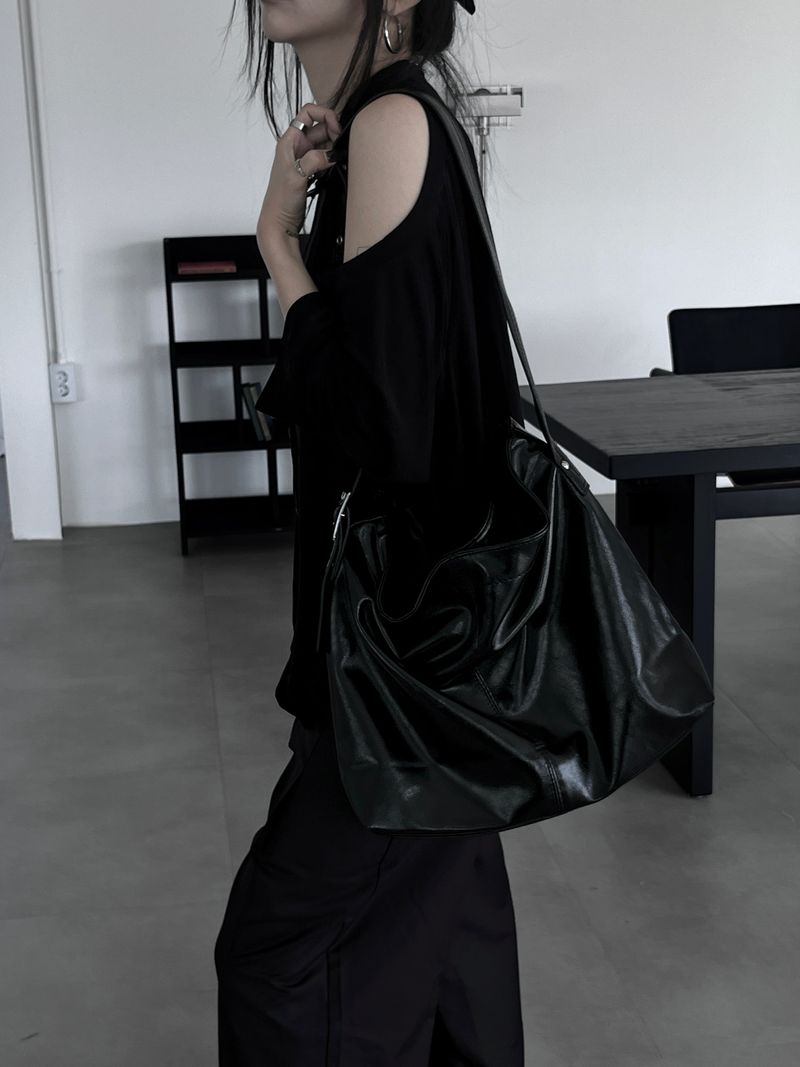 two-eyelet square shoulder bag