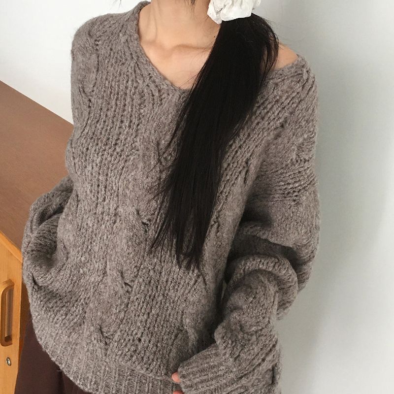 WONDER WONDER(ワンダーワンダー)の「 Kepi Wool Twisted Off-Shoulder V-Neck Knitwear(Tops)」