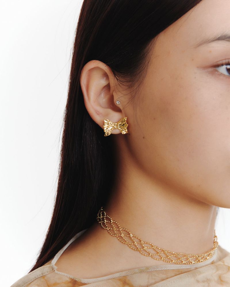 Ribbon ruffle gold earring