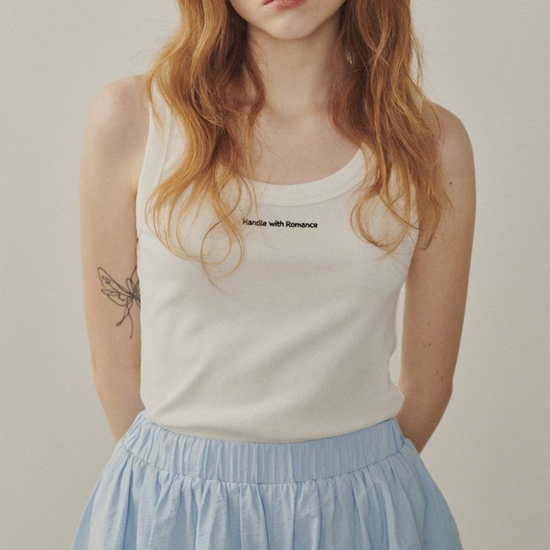 Melly&Rose（メリーアンドローズ）の「リブジャージーレタリングノースリーブTシャツ（トップス）」