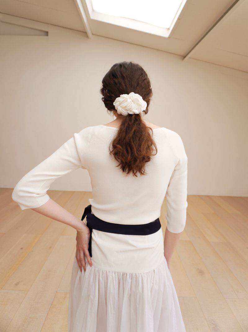 Cosymosy White Camellia Scrunchie