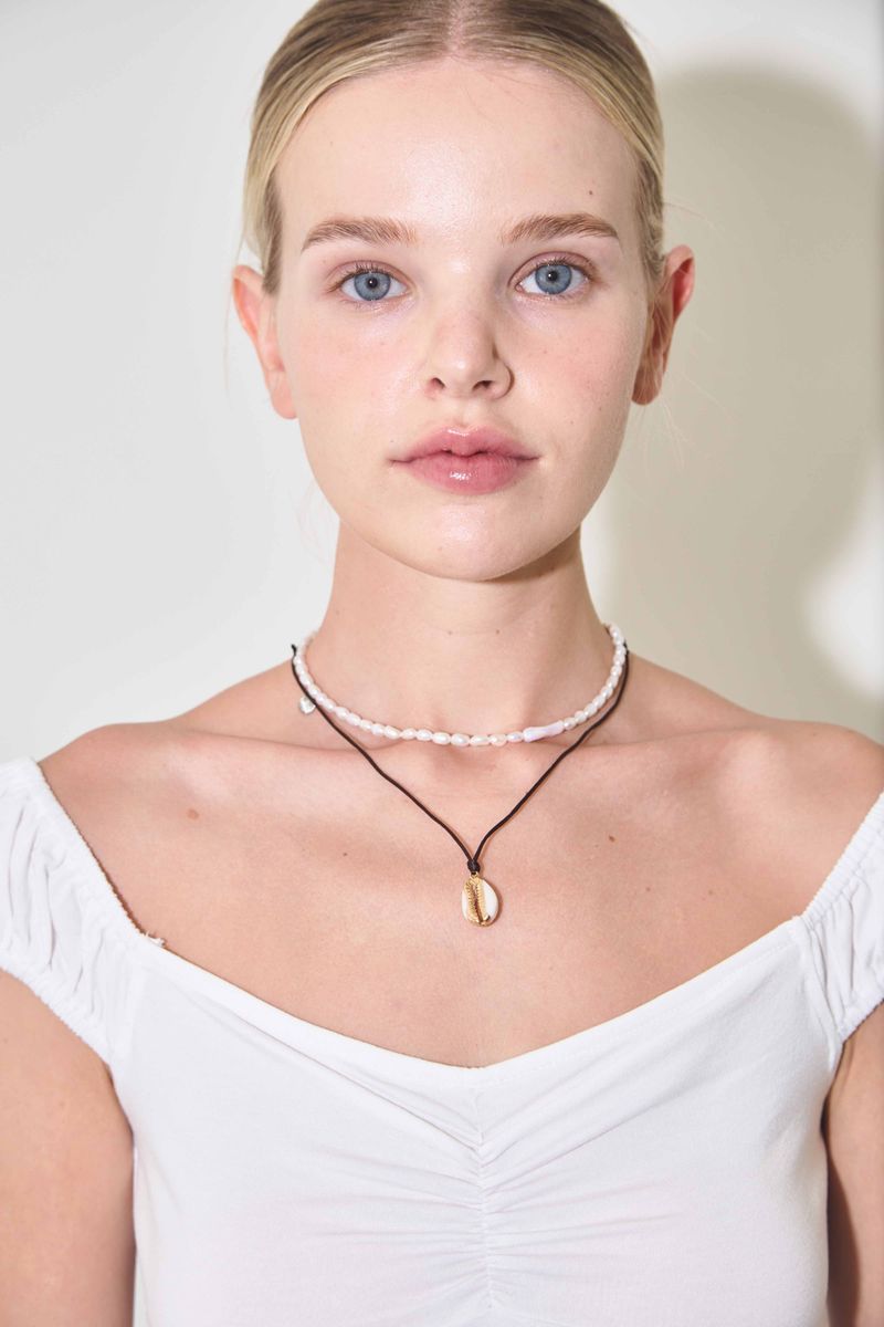 HANDMADE SEASHELL STRING NECKLACE