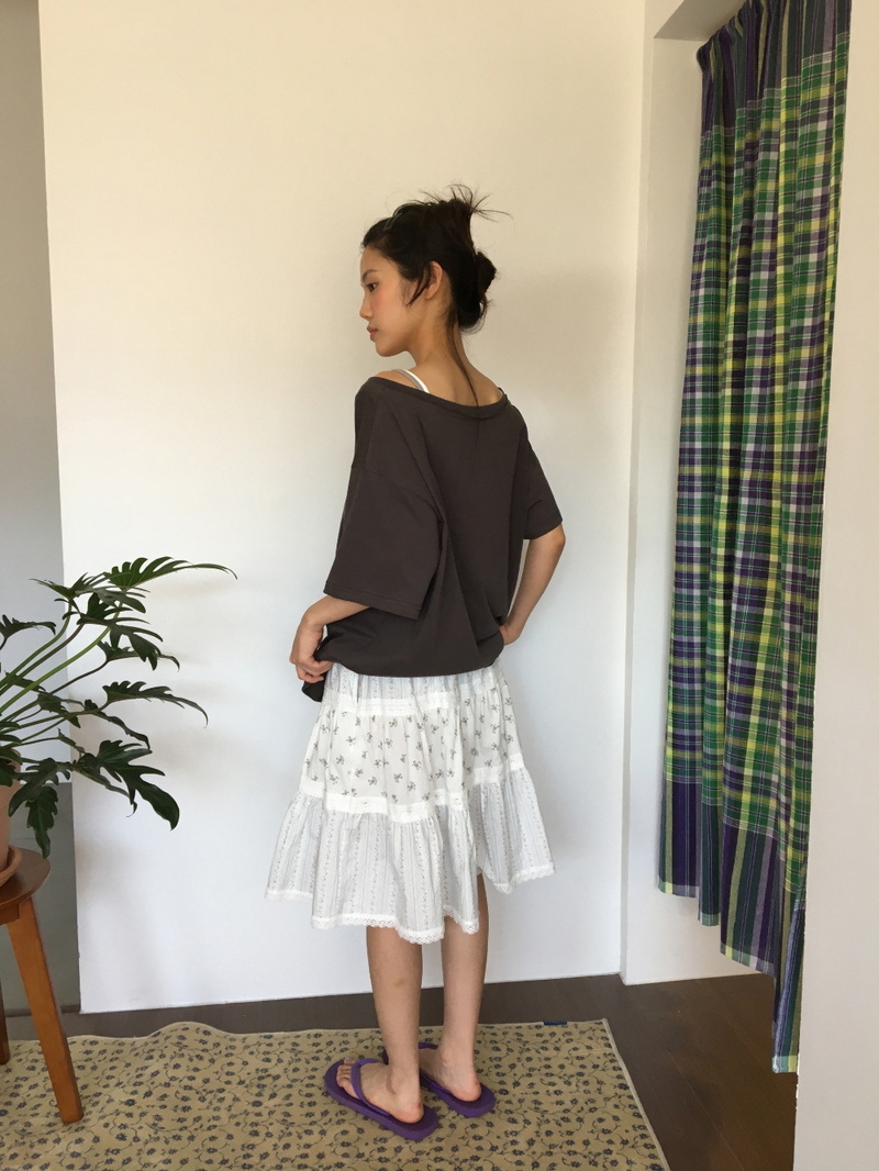 Monog off-shoulder T-shirt (2color)