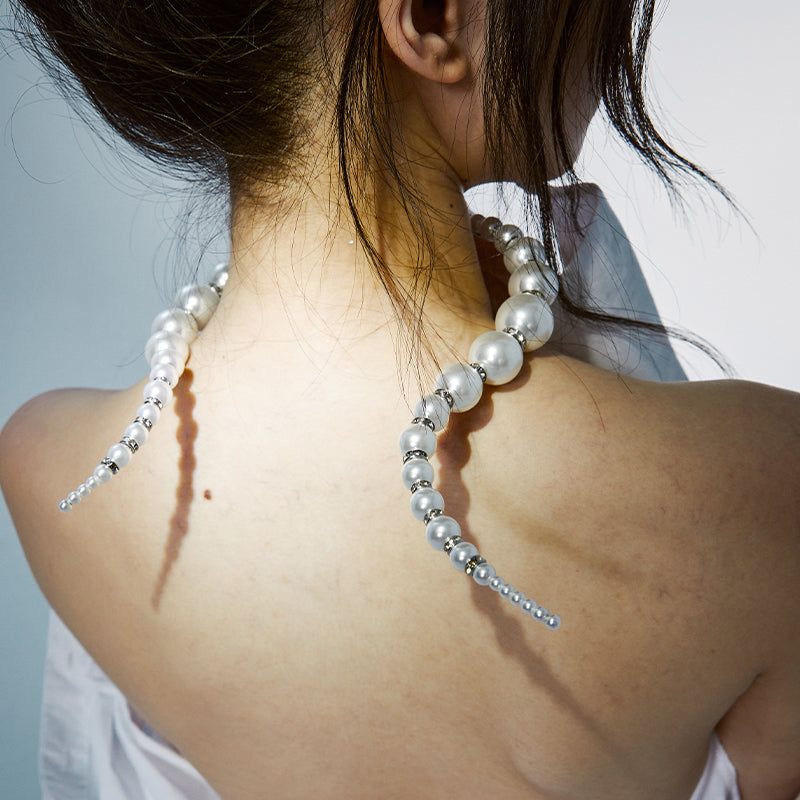 A bendable pearl necklace