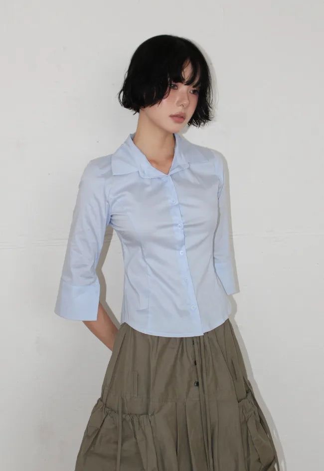AAKE（アケ）の「CURVE LINE SLIM SHIRT（Tops）」