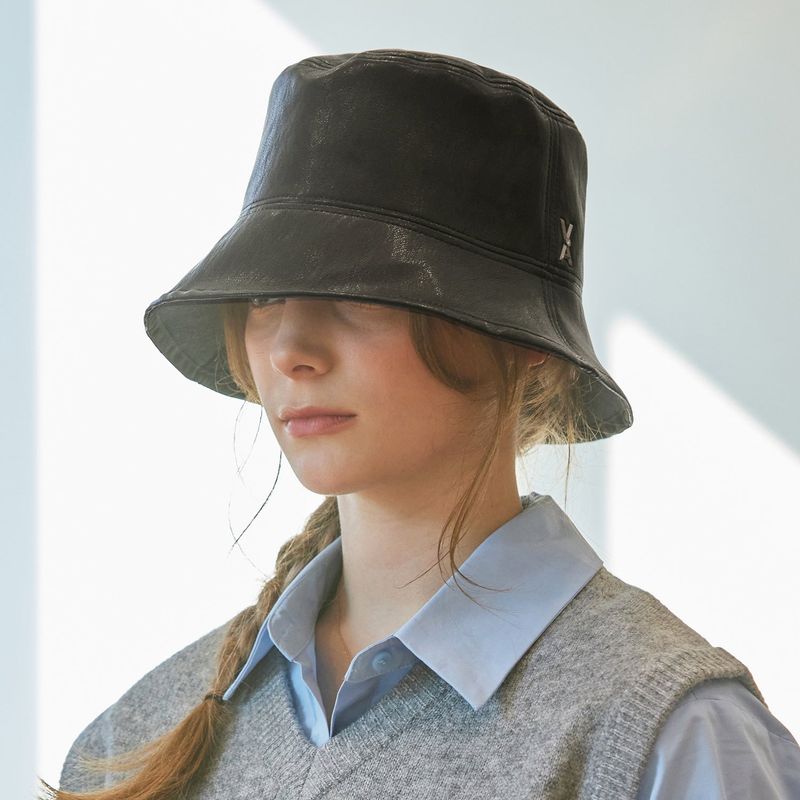 VA Cubic Stud Veganleather Drop Bucket Hat / Black