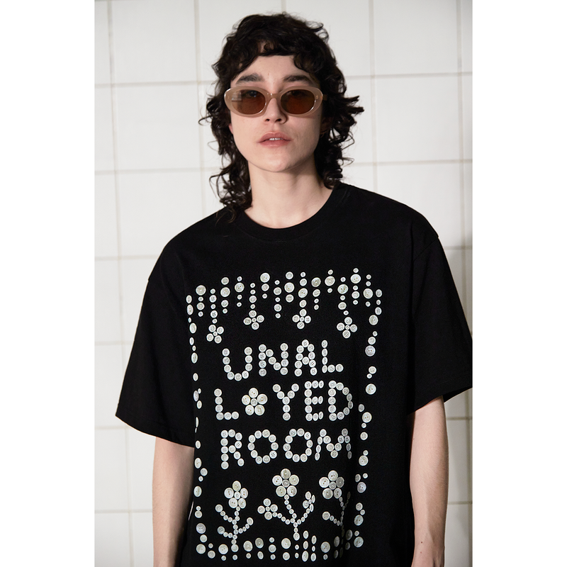 BUTTON LOGO T SHIRT / BLACK