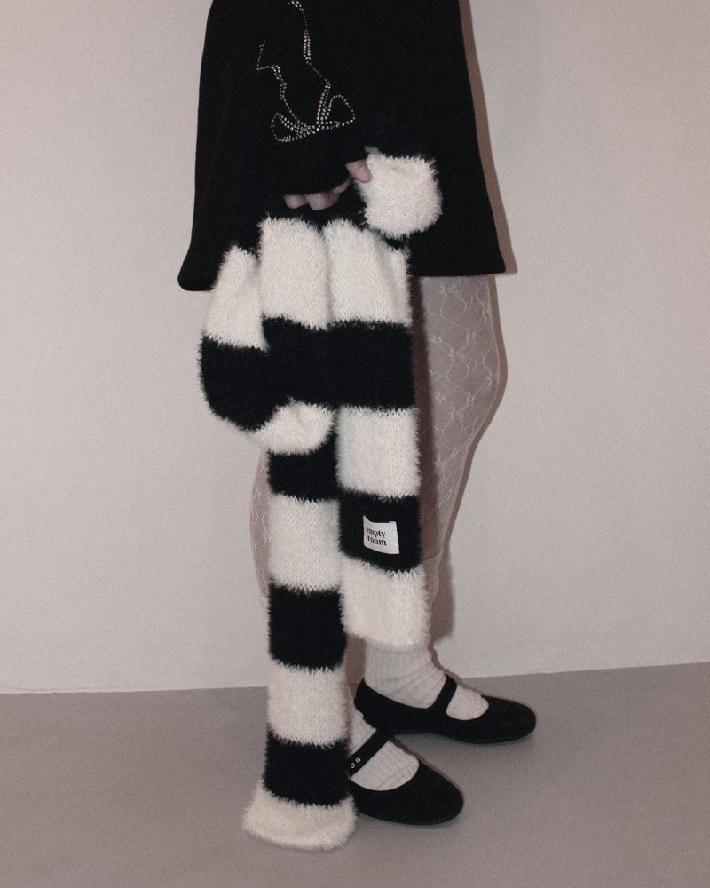 sleeve fluffy stripe muffler (black)