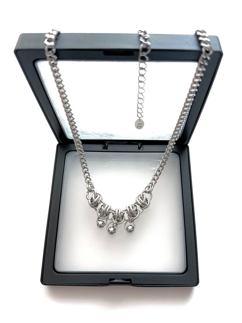 3 small ball necklace