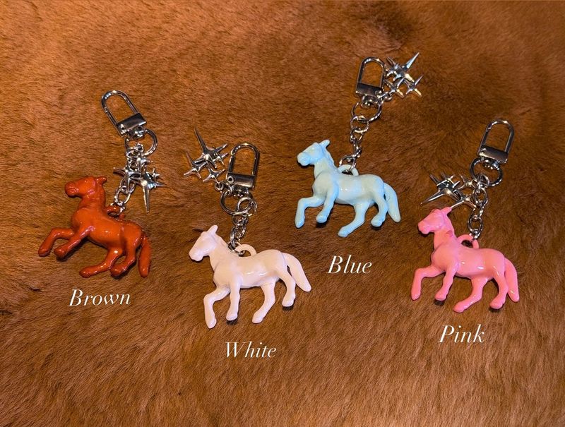 HORSE FIGURE KEYRING / TREEFORFIVE345