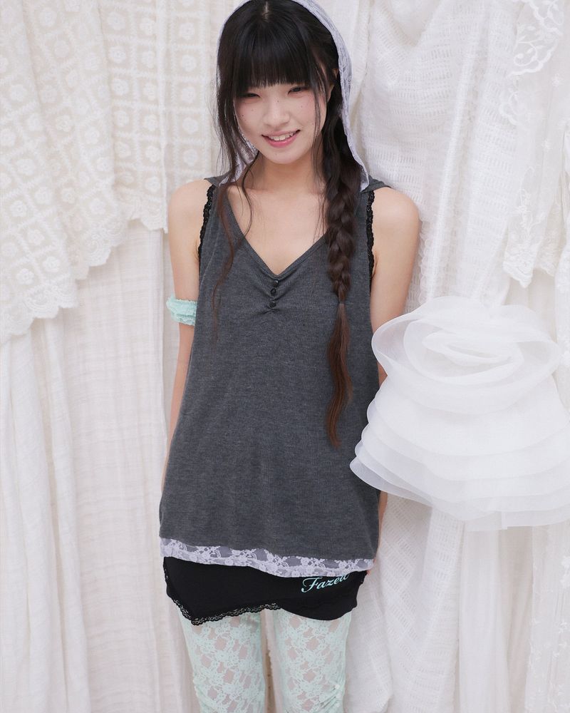 Fazed(フェイズド)の「FLORAL LACE DOUBLE HOOD SLEEVELESS / CHARCOAL(Tops)」