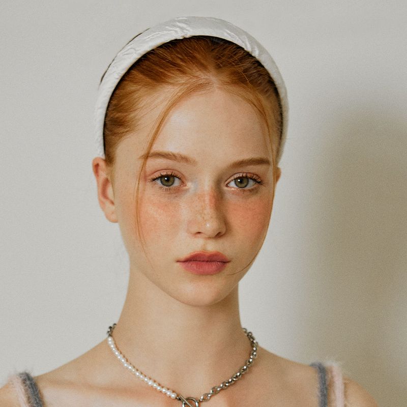 VVV（ブイブイブイ）の「ジャガードリボンボリュームヘアバンド (White)（ヘアアクセサリー）」