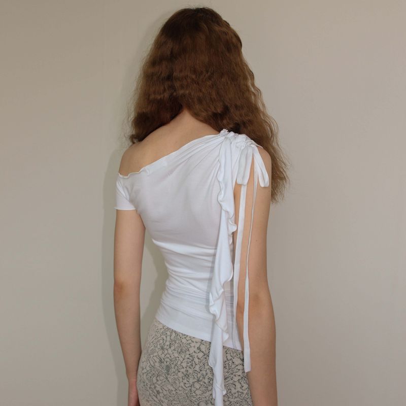 ONE SHOULDER RUFFLE TRIM TOP / WHITE