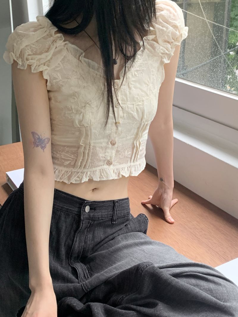 WONDER WONDER(ワンダーワンダー)の「Illum punching cropped short-sleeved blouse(Tops)」
