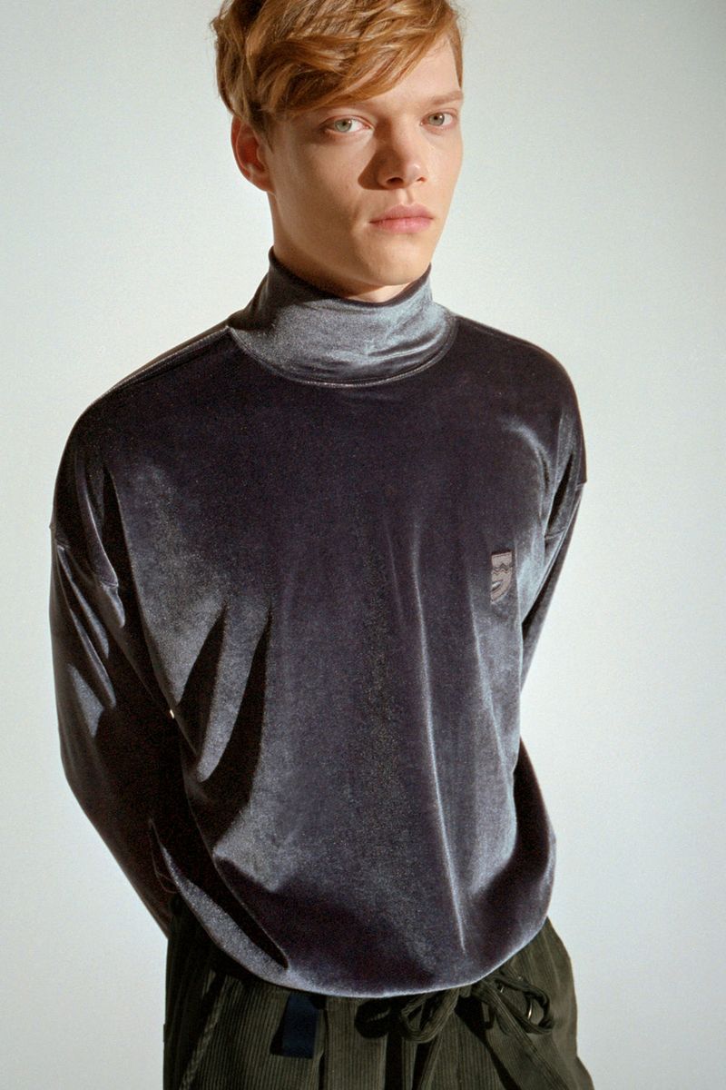 ドロップショルダーベルベットタートルネックTシャツ