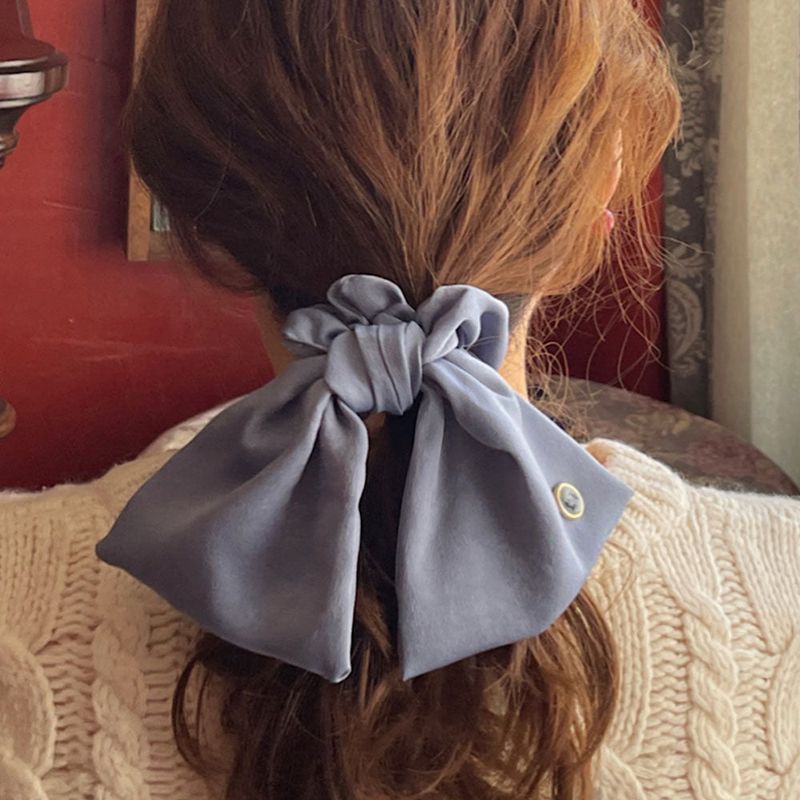 oar（オーエーアール）の「ヴィンテージムードカメオサテンフリルシュシュ【ブルー】（ヘアアクセサリー）」