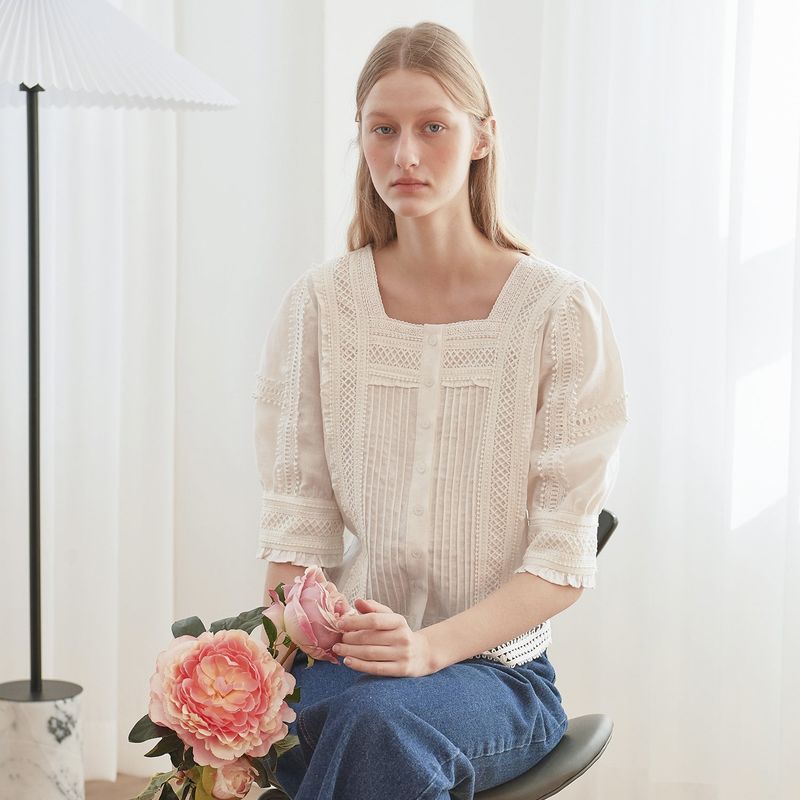 [LINE] Lace Mixed Square Blouse