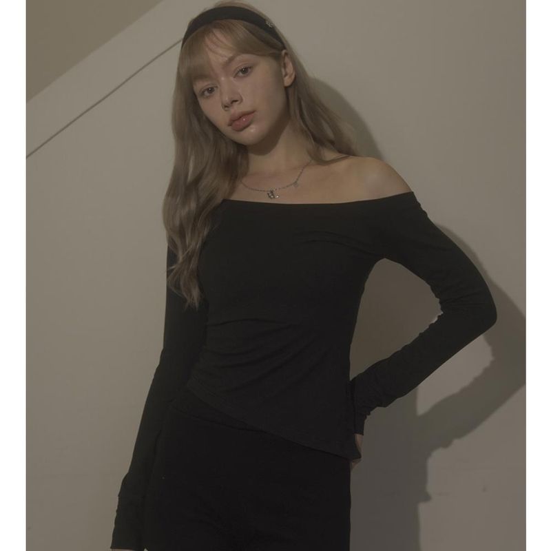 ONE SHOULDER BUTTON TEE-BLACK