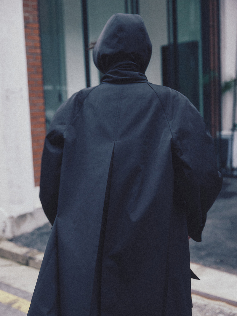 Curvy Line Mac Coat Black