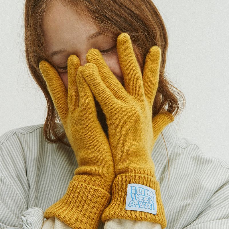 Between A and B（ビットウィーンエーアンドビー）の「BUBBLE LABEL CASHMERE WOOL BLENDED GLOVES_MUSTARD（Fashion Accessories）」