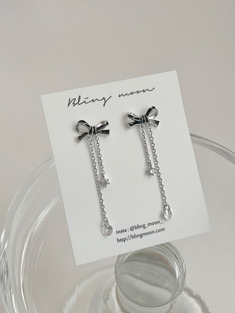 Blingmoon（ブリングムーン）の「Casual ribbon earrings / 2 colors / ballet core drop chain（Accessories）」