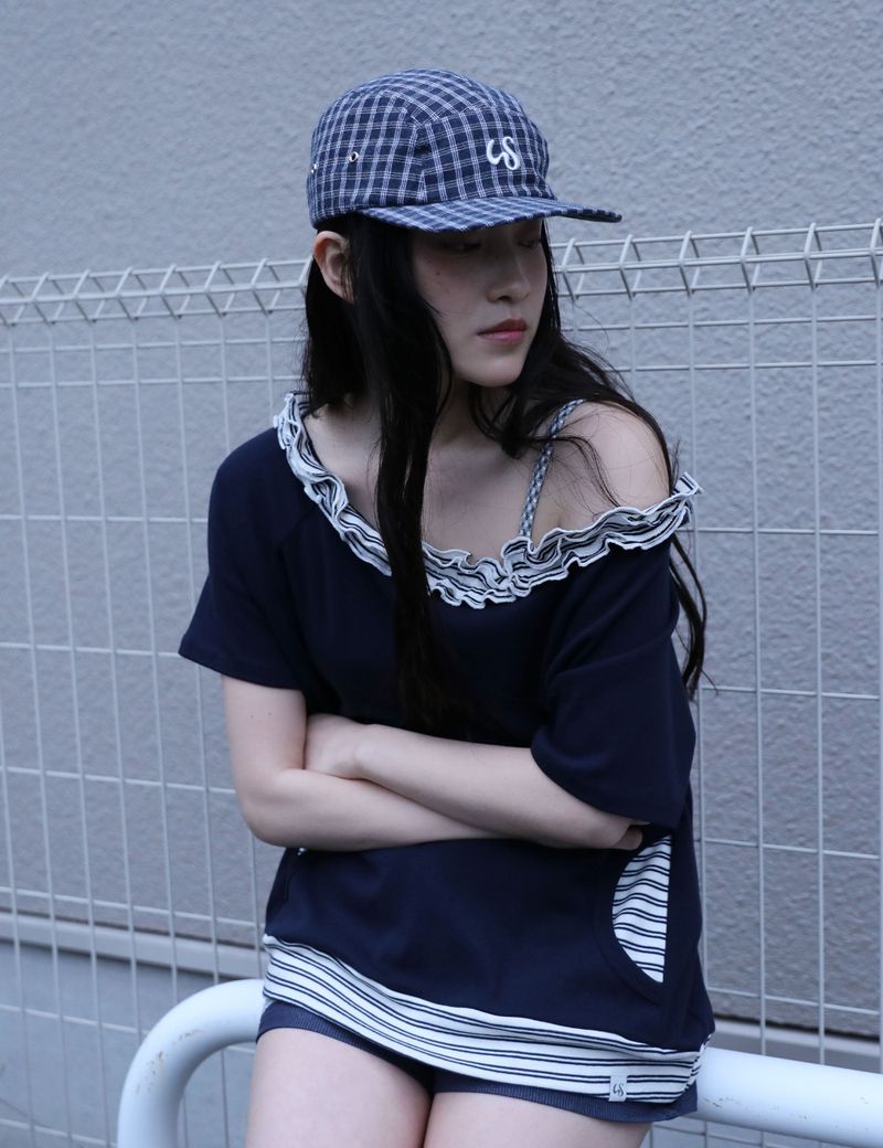 UGLYSHADOW（アグリーシャドウ）の「STRIPE FRILL OFF-SHOULDER(NAVY)（Tops）」