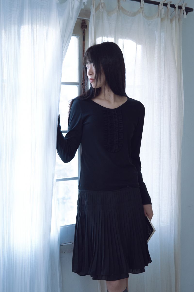 cream u-neck long sleeve_black